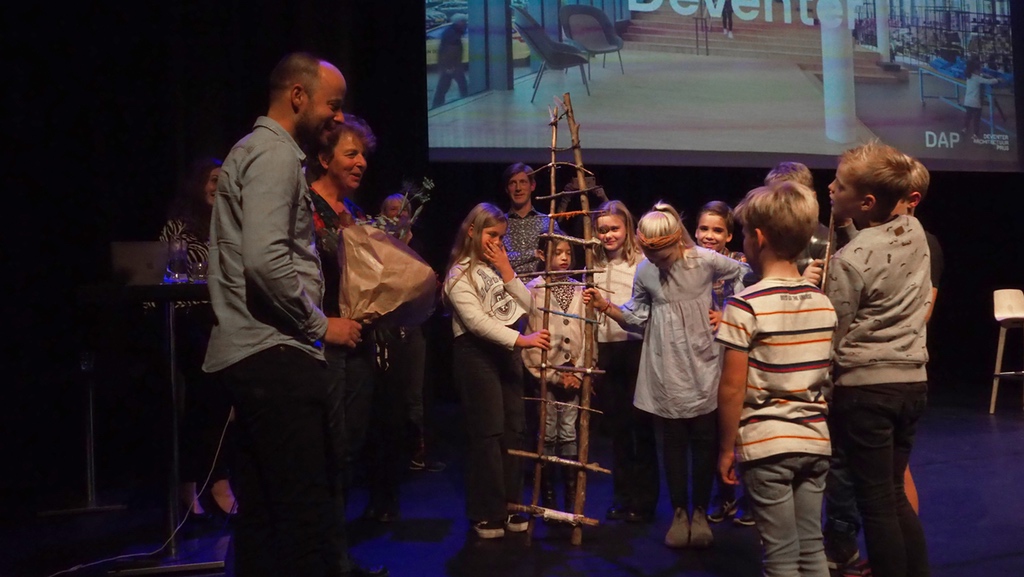 KInderjury reikt Dikkerdje DAP prijs uit aan Bibliotheek Deventer